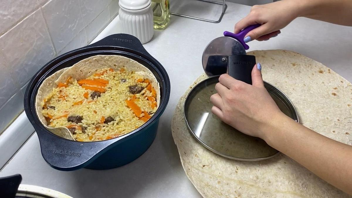 Лаваш под крышкой и казан с пловом