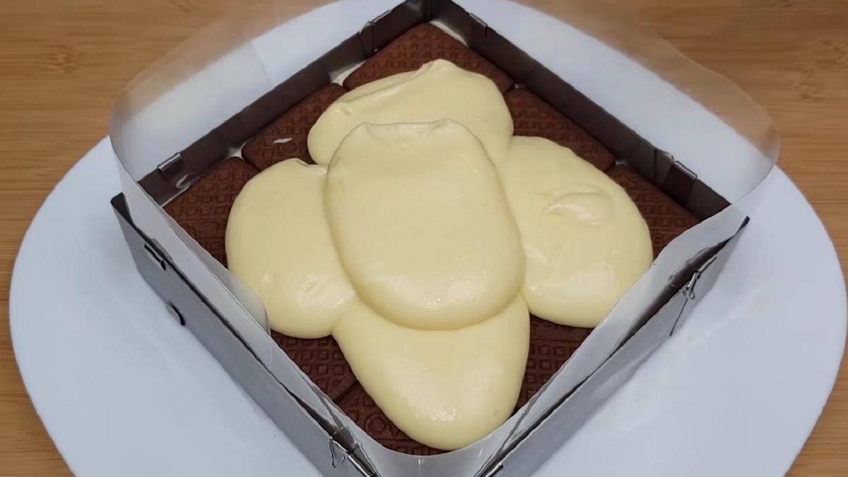 Коржи из печенья политы заварным кремом