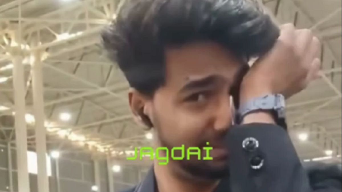 Студент плачет на камеру