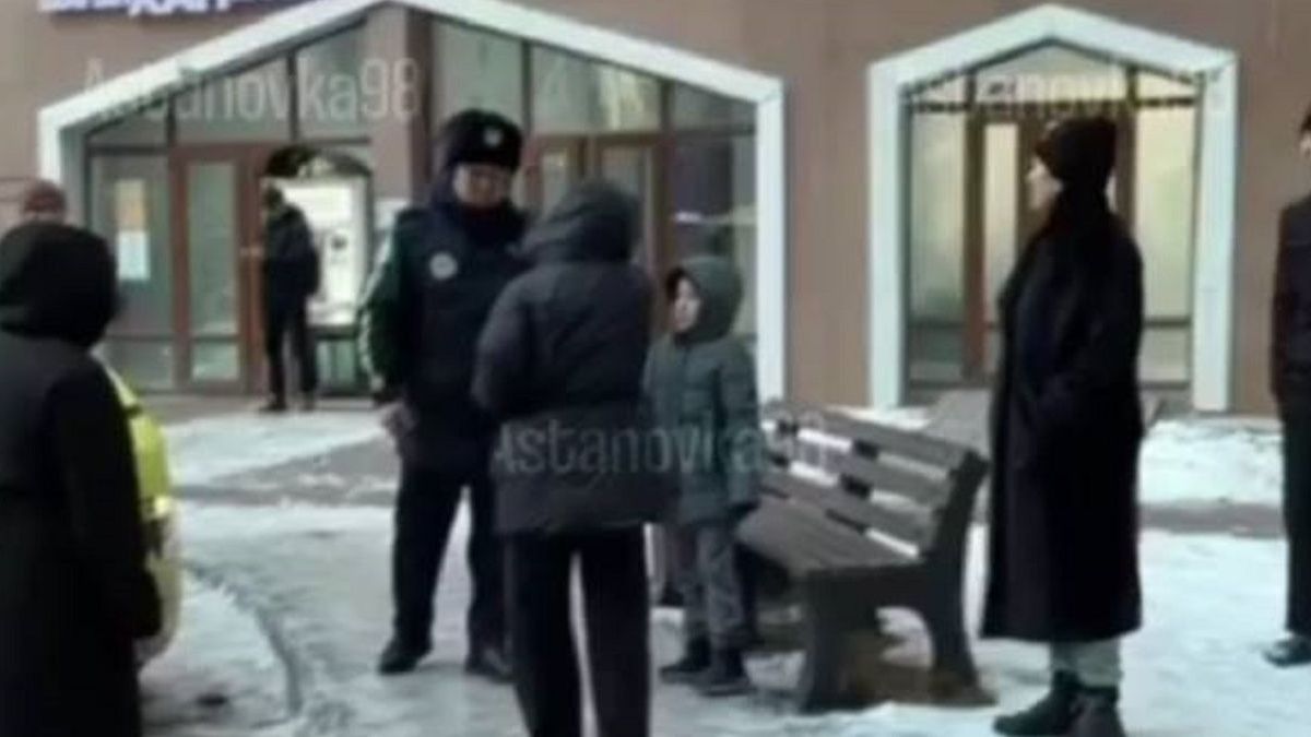 Жители дома говорят с полицией после ЧП