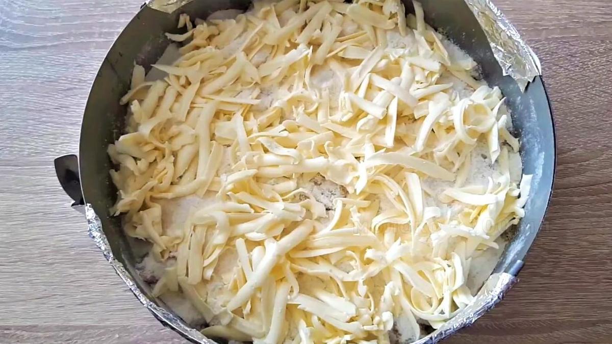 Сливочное масло крупно натерто на пирог
