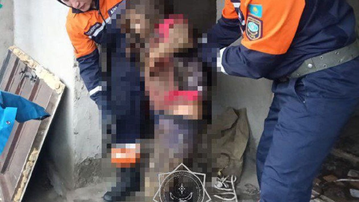 Спасатели со спасенной девочкой