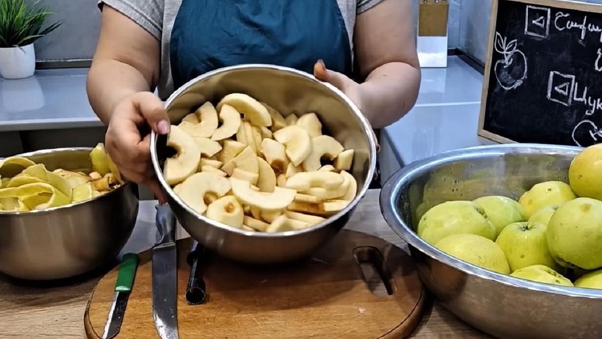 Нарезка яблок для цукатов