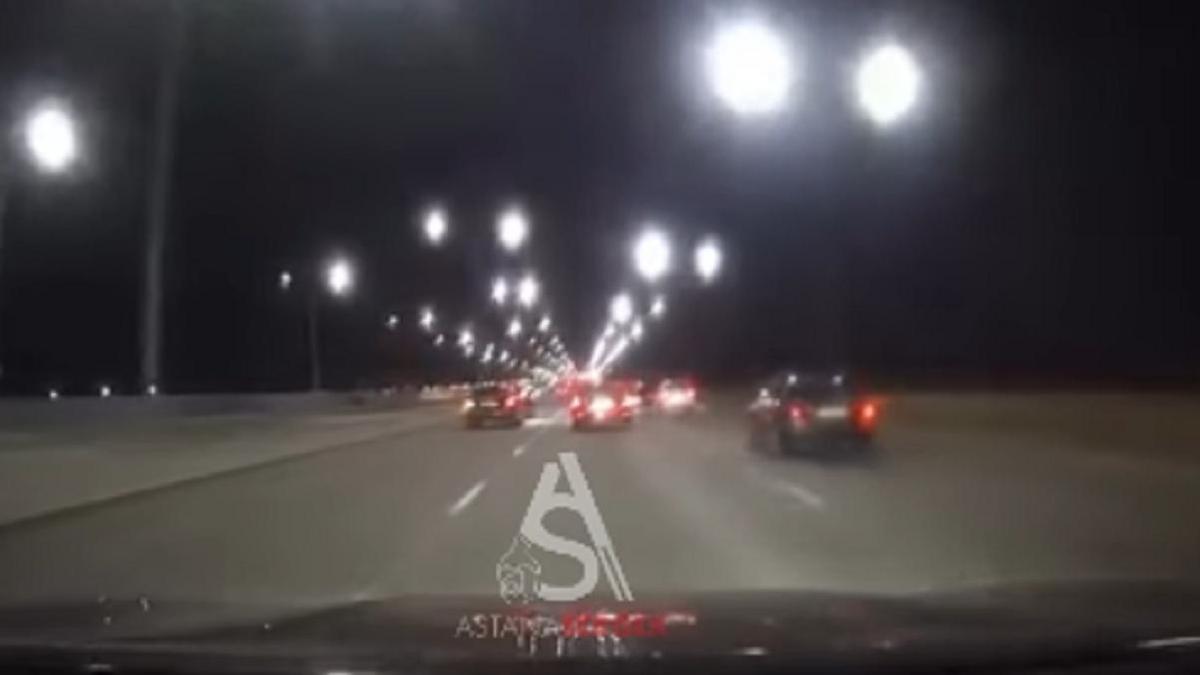 Машины на трассе за несколько секунд до ДТП