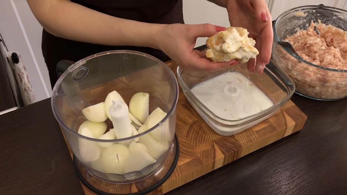 В чаше блендера лук