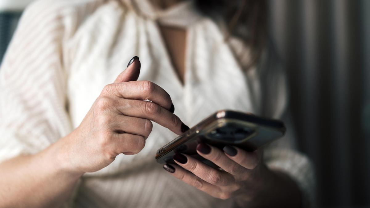 Женщина держит телефон в руках