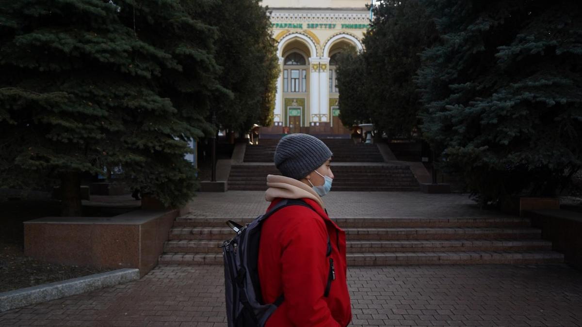 Человек в маске идет по улице