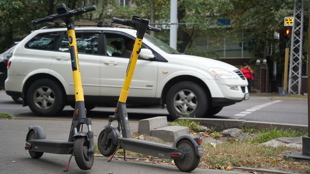 Самокаты стоят на тротуаре