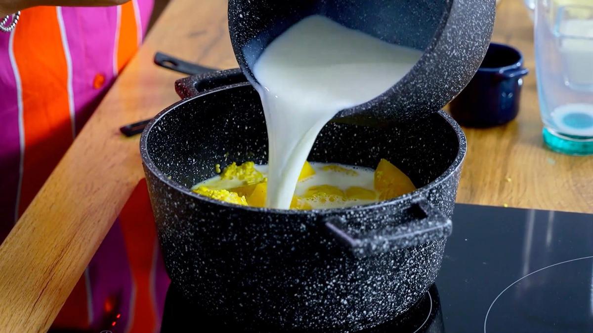 Молоко из сотейника наливают в кастрюлю с тыквой и пшеном