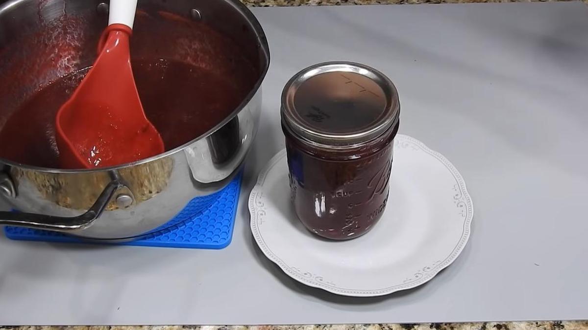 Соус в банке и кастрюле