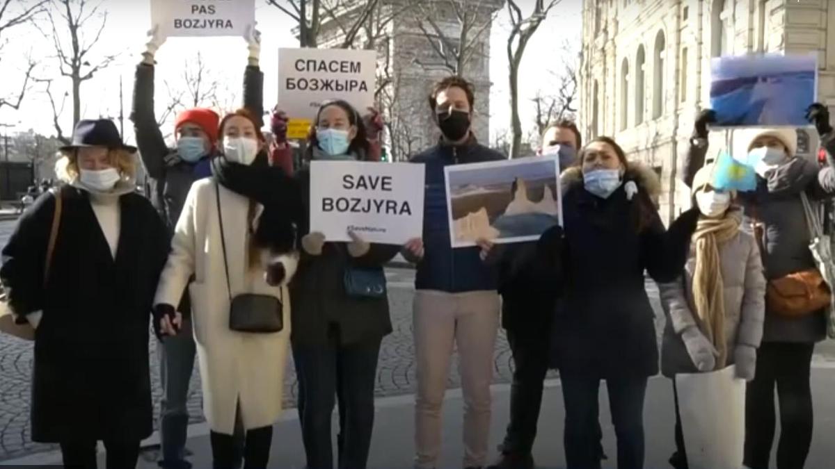 Активисты вышли на акцию протеста