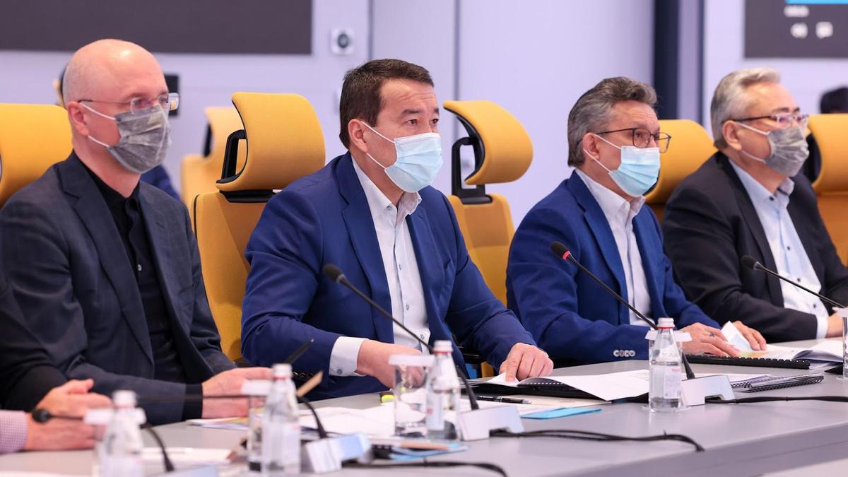 Әлихан Смайылов кеңес өткізді Әлихан Смайылов кеңес өткізді