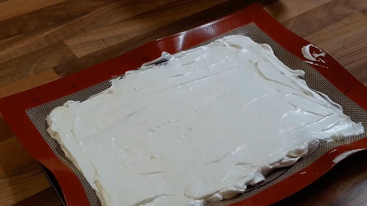 На силиконовом коврике для выпечки слой меренги