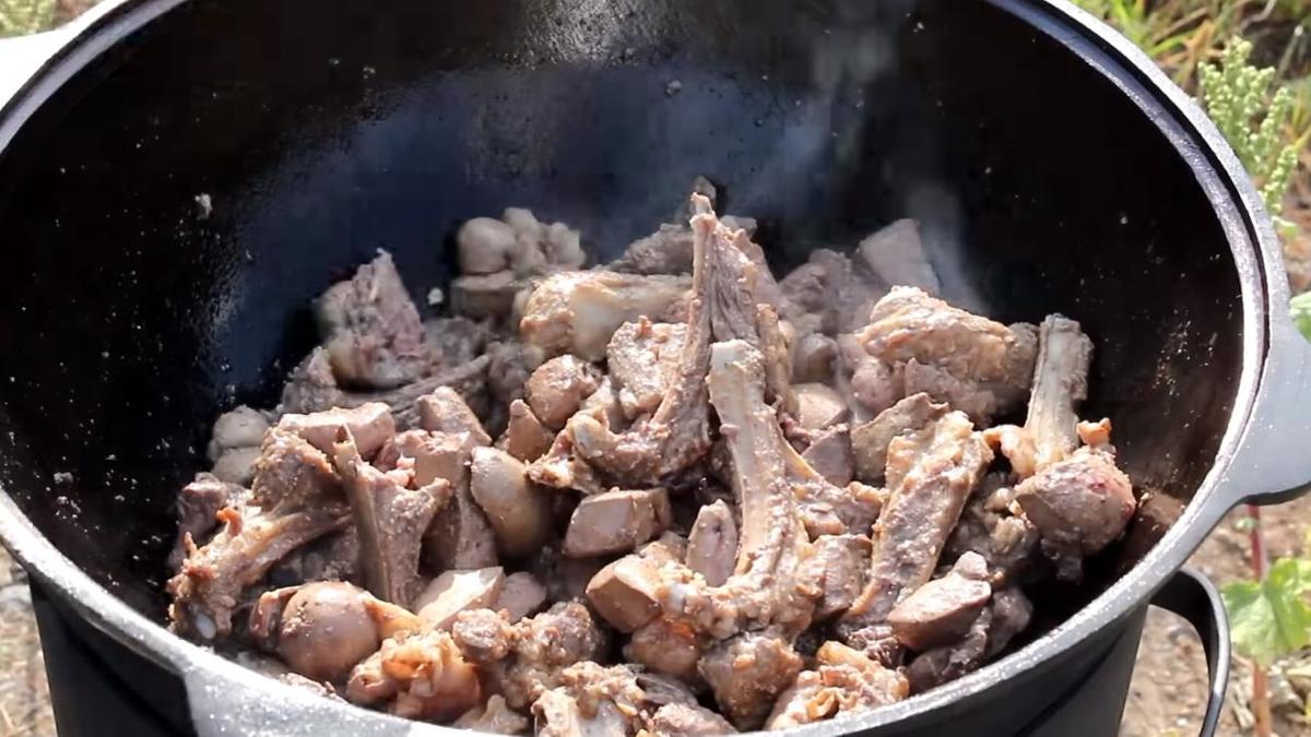 Обжарьте ребрышки и субпродукты