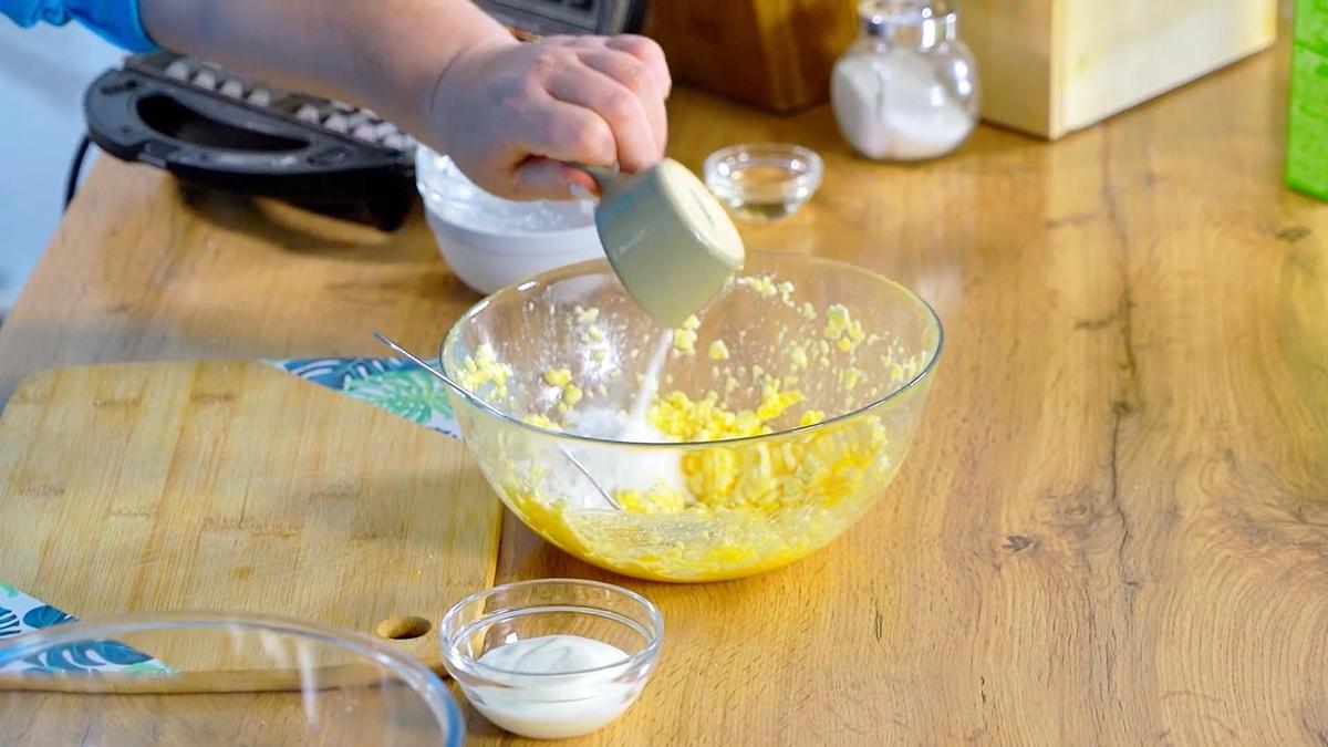 В чашку с тестом насыпают рисовую муку