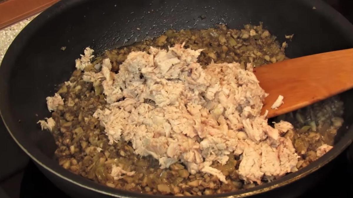 Добавление измельченной курицы