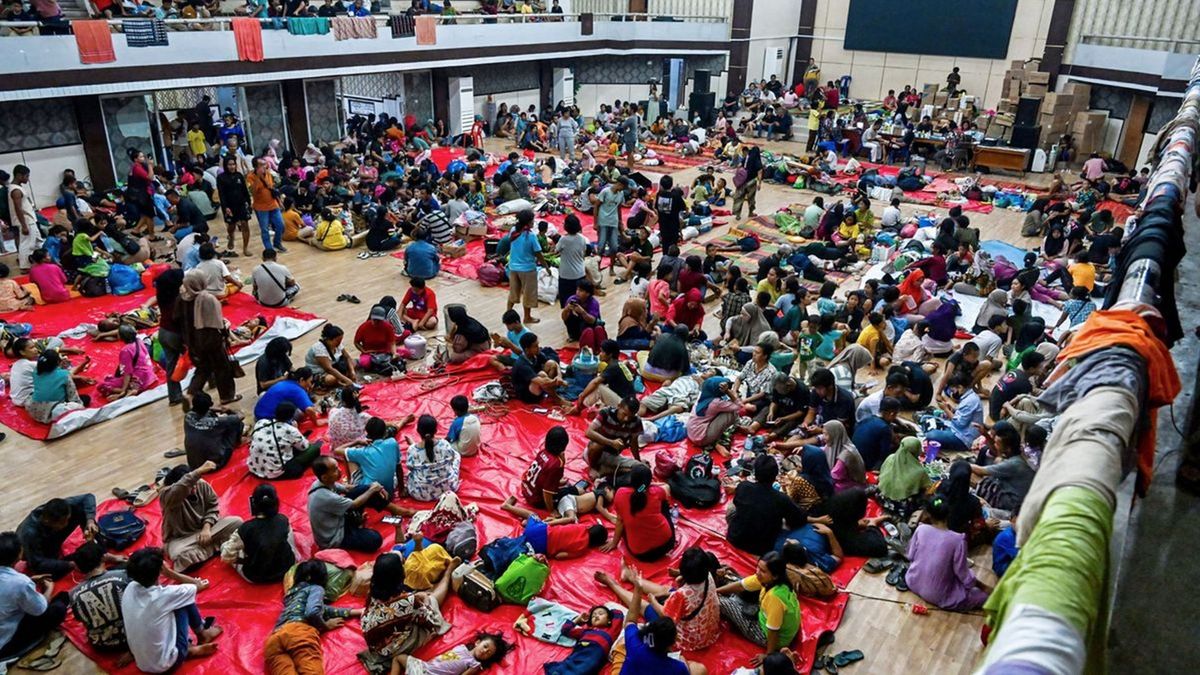 Эвакуациялау орталығында отырған Индонезия тұрғындары