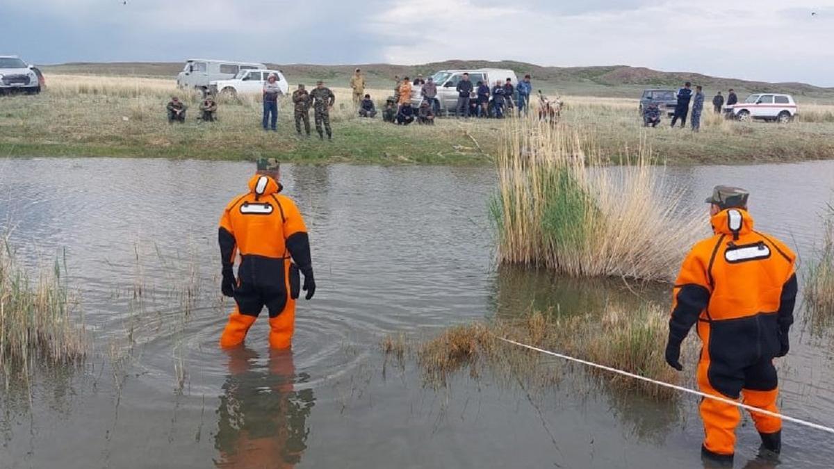 Водолазы на водоеме в Карагандинской области