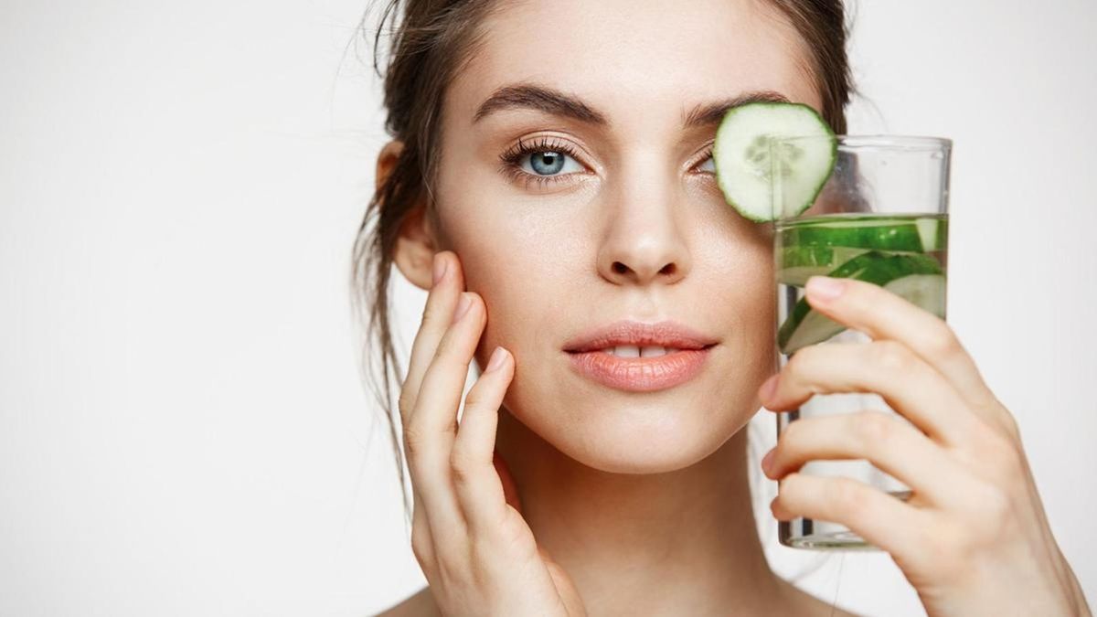 стақан ұстаған бойжеткен