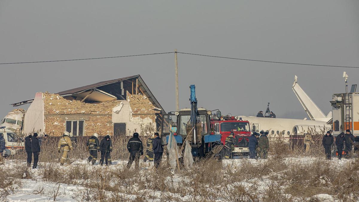 люди стоят на месте крушения самолета бек эйр