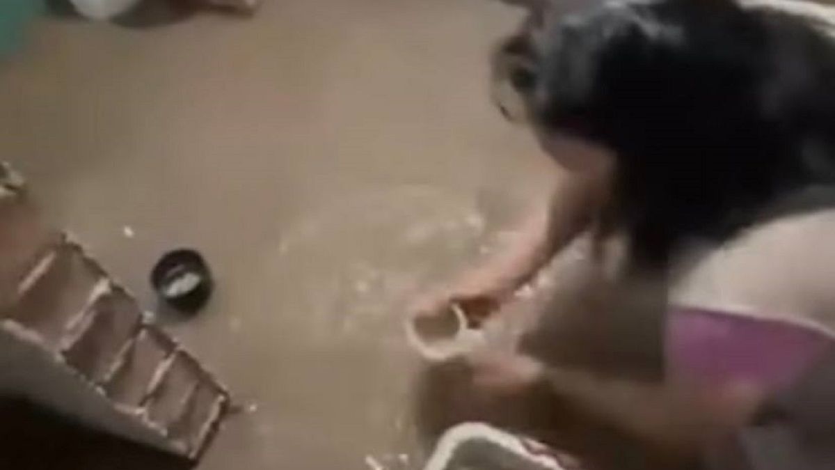 Жительница дома черпает воду в квартире.