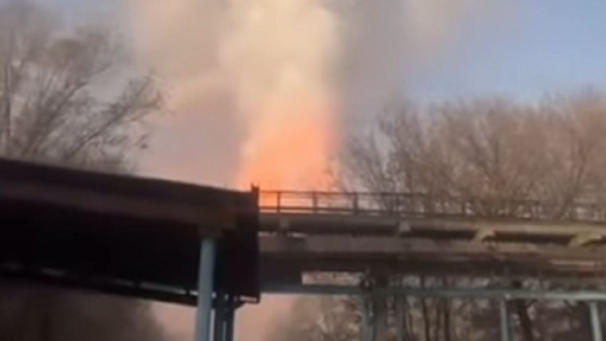 Огонь и дым над зданием завода в Таразе