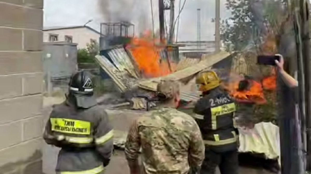 Пожарные тушат пожар