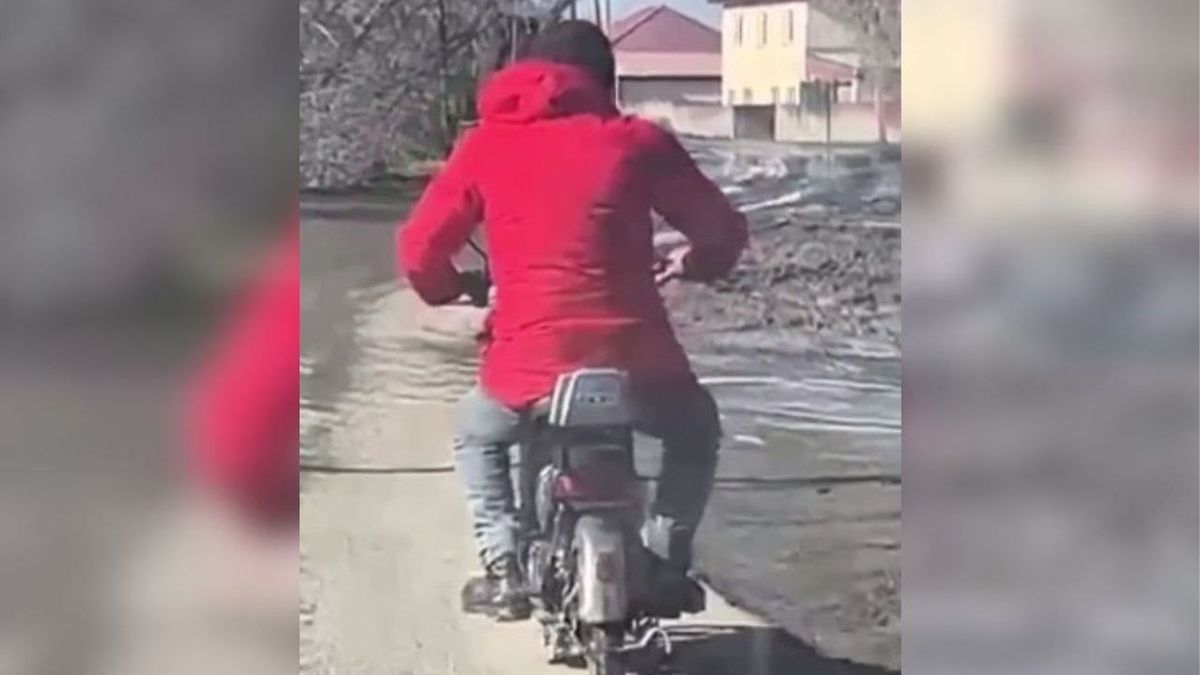 Мужчина на электровелосипеде