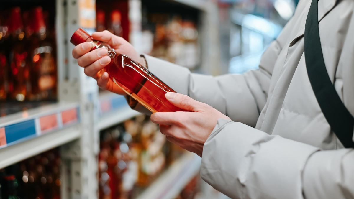Мужчина выбирает алкоголь