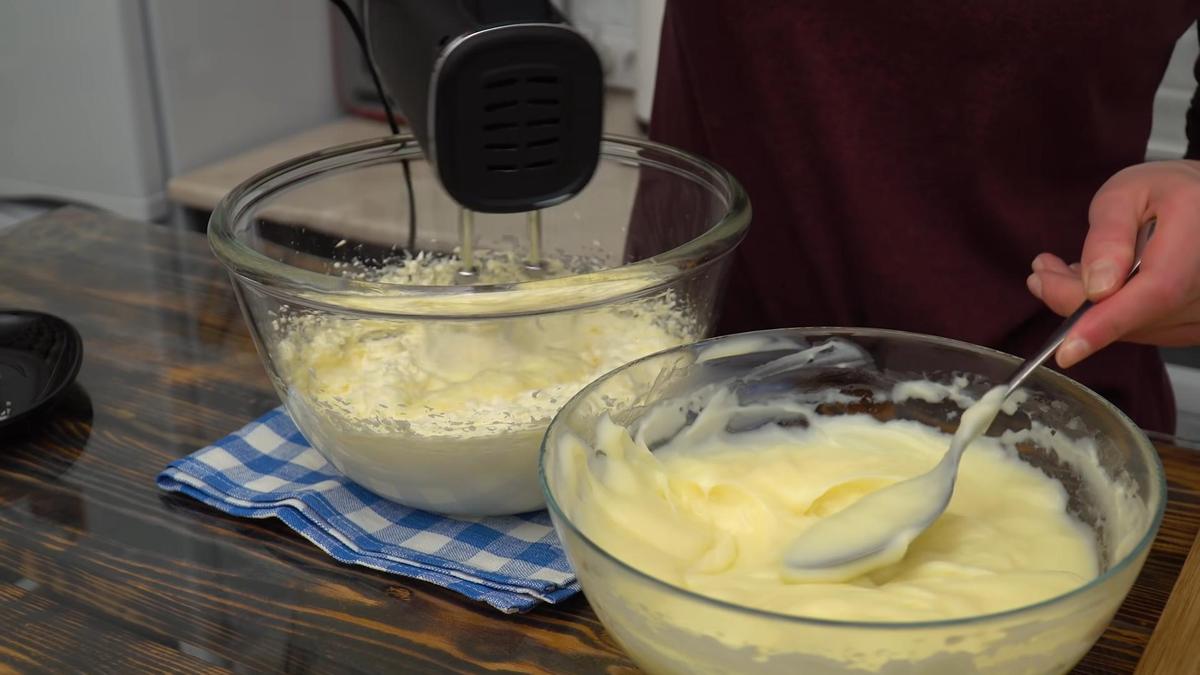 Заварную основу ложкой добавляют в миску со взбитым маслом