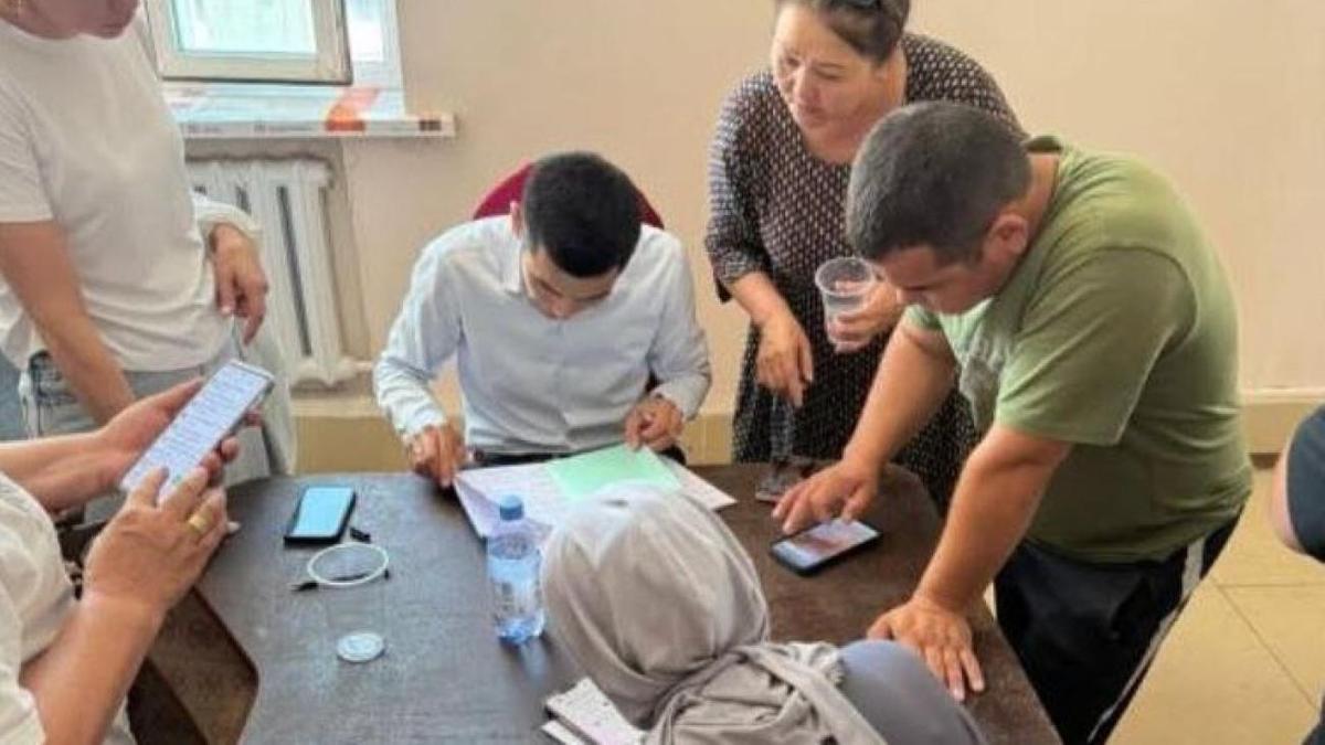 Специалист консультирует предпринимателей