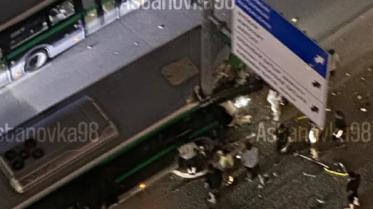 Жол апатына ұшыраған автобус Жол апатына ұшыраған автобус