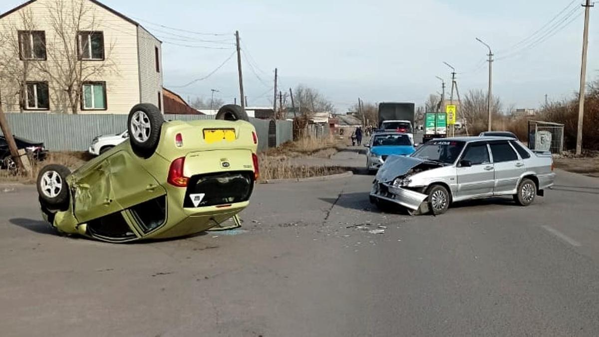 Автомобиль перевернулся на дороге