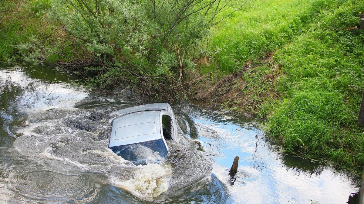 Тонущий автомобиль