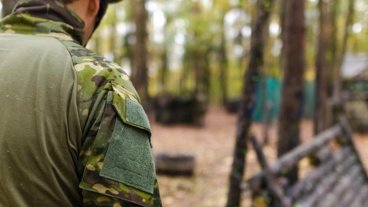 Военный несет службу