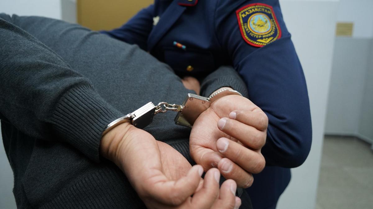 Полицейский задержал мужчину Полицейский задержал мужчину