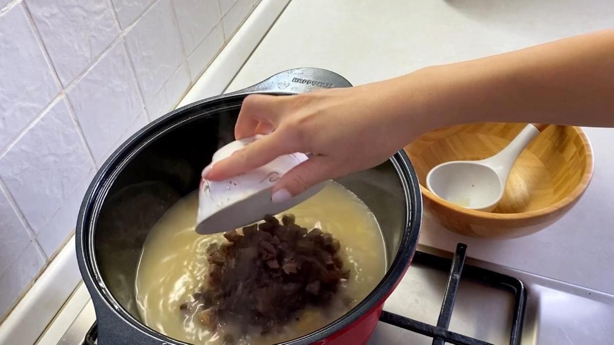 Нарезанное мясо в бульоне