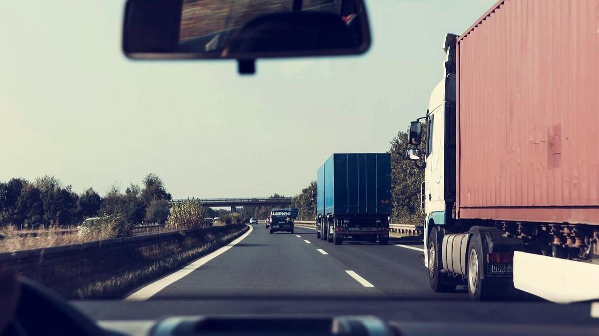 Машину едут по дороге