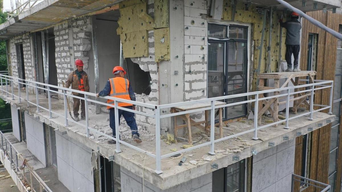Үшінші қабаты бұзылып жатқан құрылыс нысаны Үшінші қабаты бұзылып жатқан құрылыс нысаны