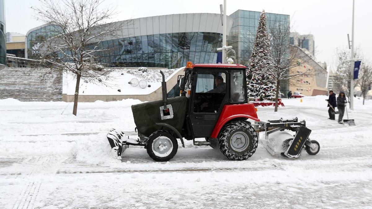 Дорожные службы убирают снег