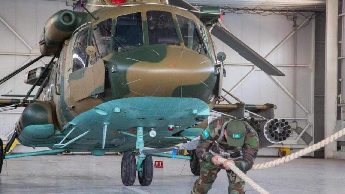 Бауыржан Камалиев МИ-17 жауынгерлік тікұшағын сүйреуде Бауыржан Камалиев МИ-17 жауынгерлік тікұшағын сүйреуде