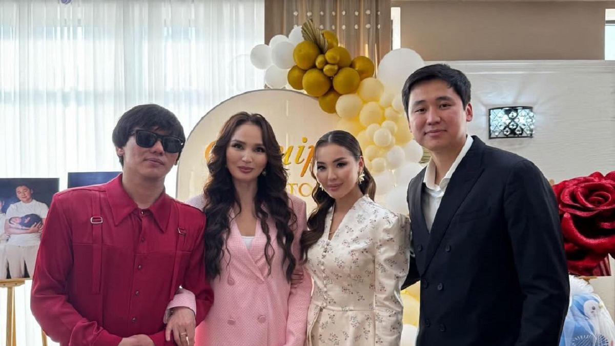 Кайрат Нуртас с женой, братом и невесткой