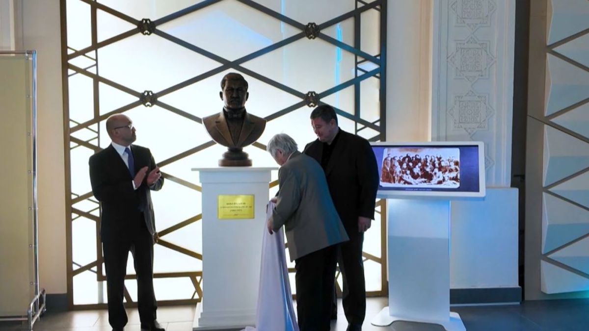 Әлихан Бөкейханның бюсті