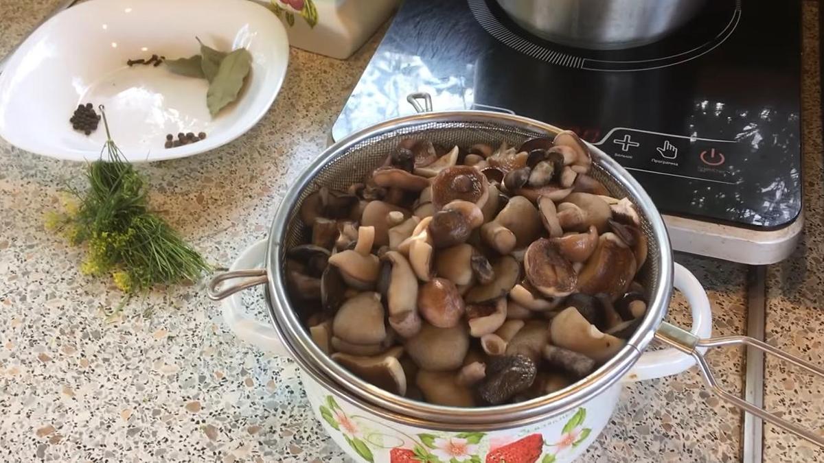 ПРоваренные маслята откинуты на дуршлаг