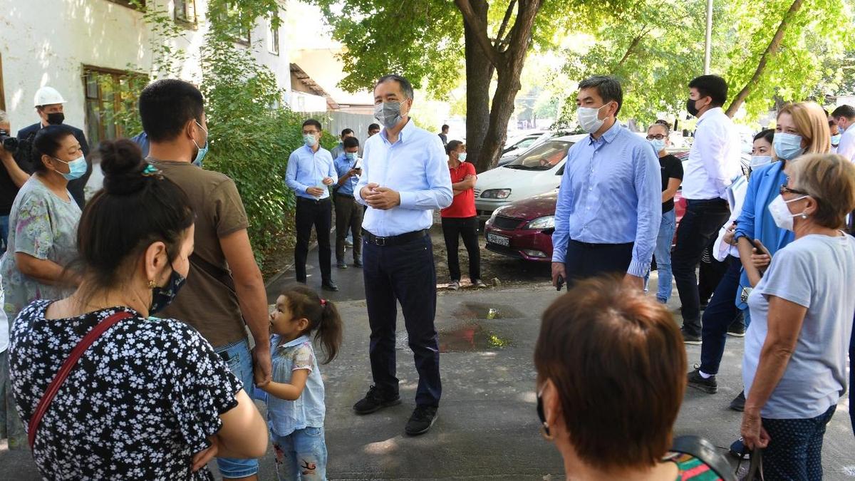 Жителям сгоревшего дома в Алматы показали новые квартиры