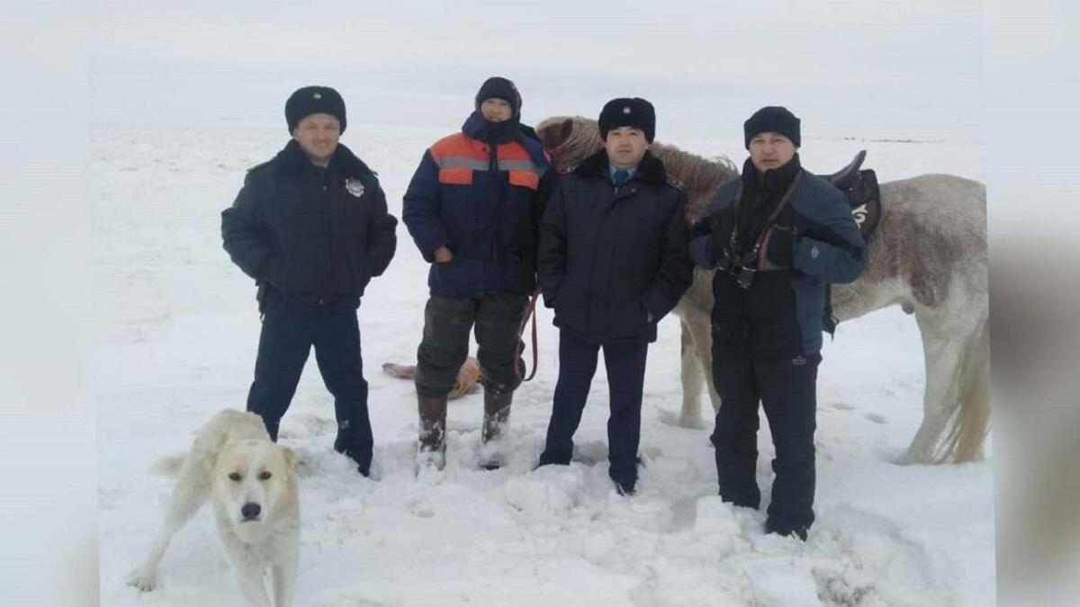 Спасенный мужчина в окружении полицейских