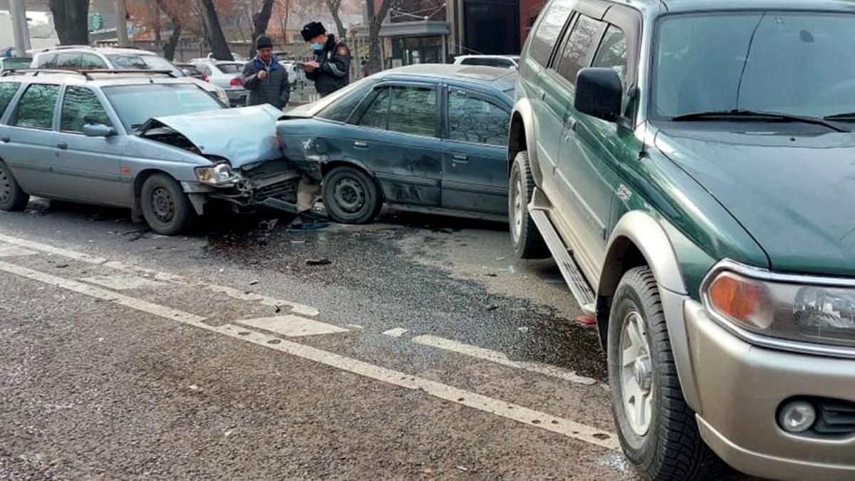 Четыре автомобиля столкнулись на дороге