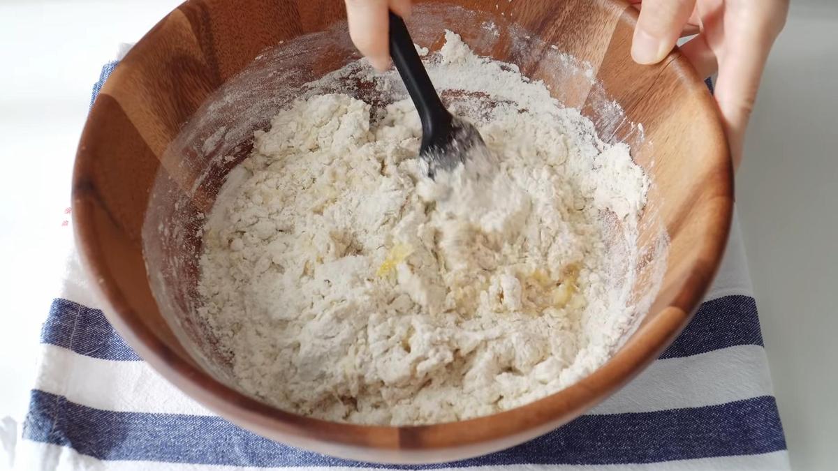 В бамбуковой миске замешивают тесто