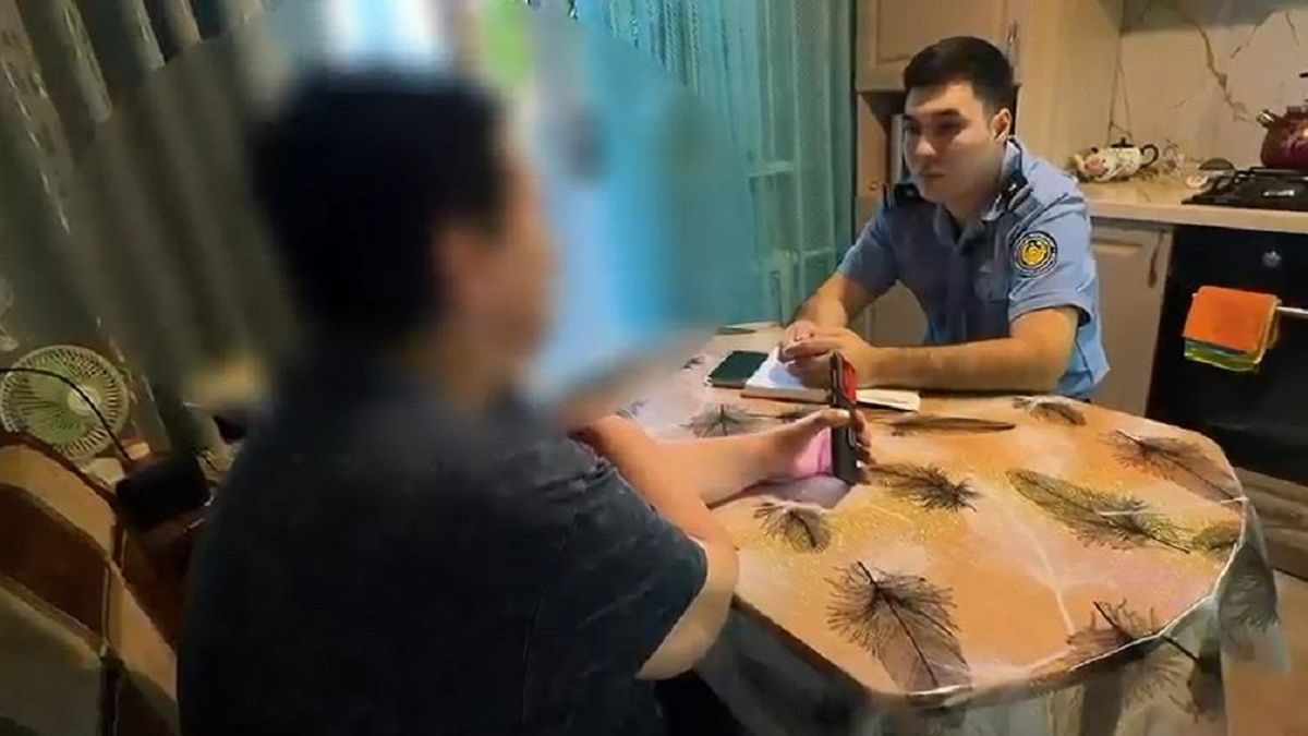 Женщина и полицейский