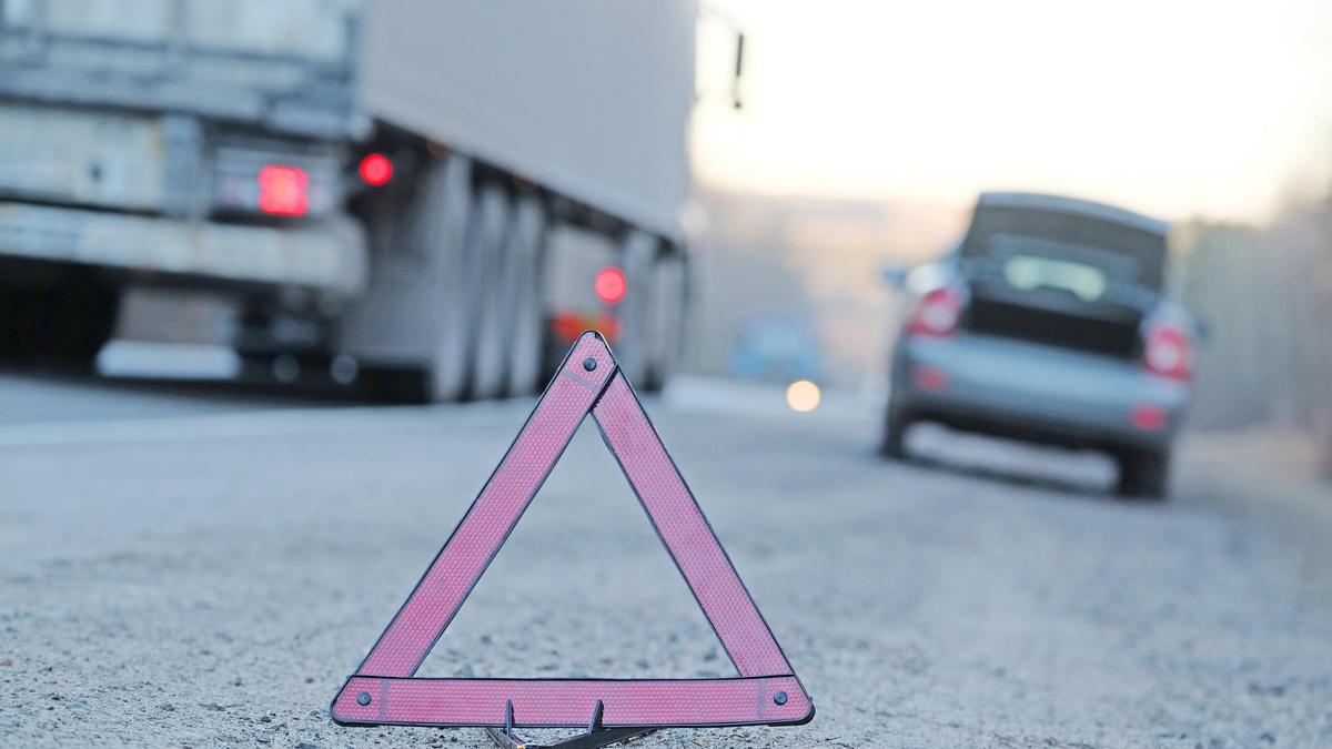 Фура едет по дороге